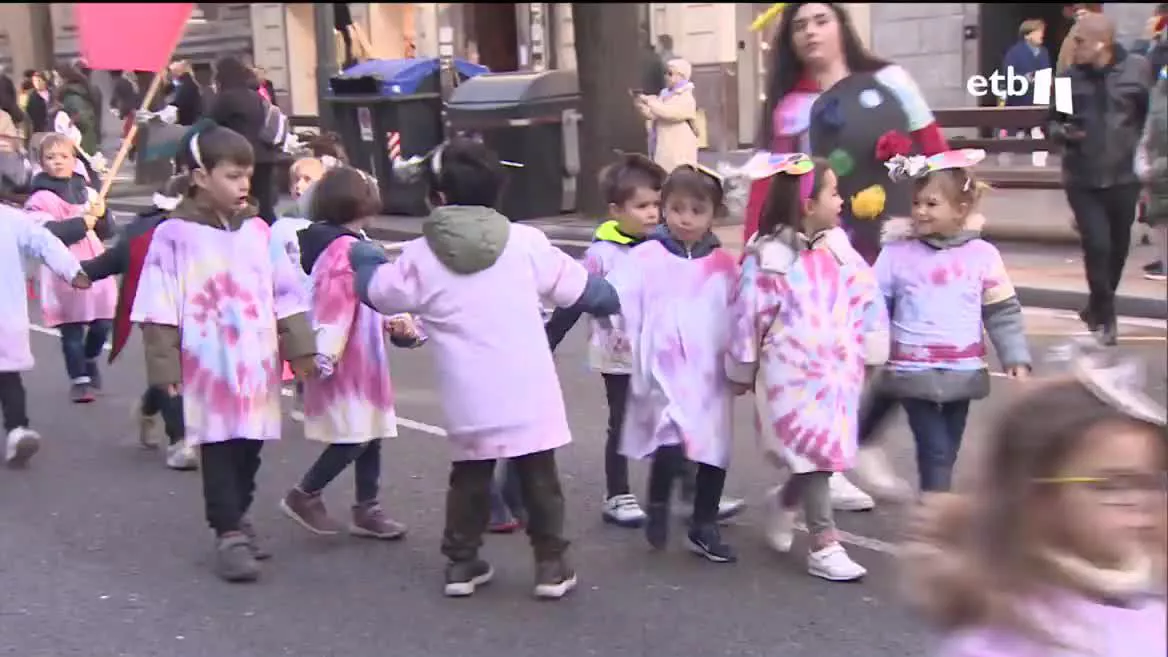 El carnaval va a marcar la agenda de ocio en la mayoría de pueblos y ciudades. En Donostia-San Sebastián, se han presentado las comparsas que el sábado y domingo desfilarán por el centro de la ciudad.