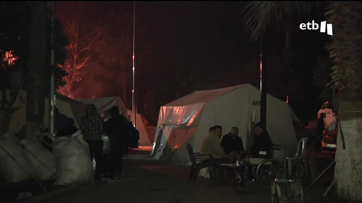 En Turquía, muchas personas se han quedado sin nada tras los terremotos; algunas viven en la calle y, otras, en los campamentos. Pero esos lugares se están desmantelando y el futuro de los allí presentes es incierto. Los afectados creen que, pronto, el mundo se olvidará de ellos.