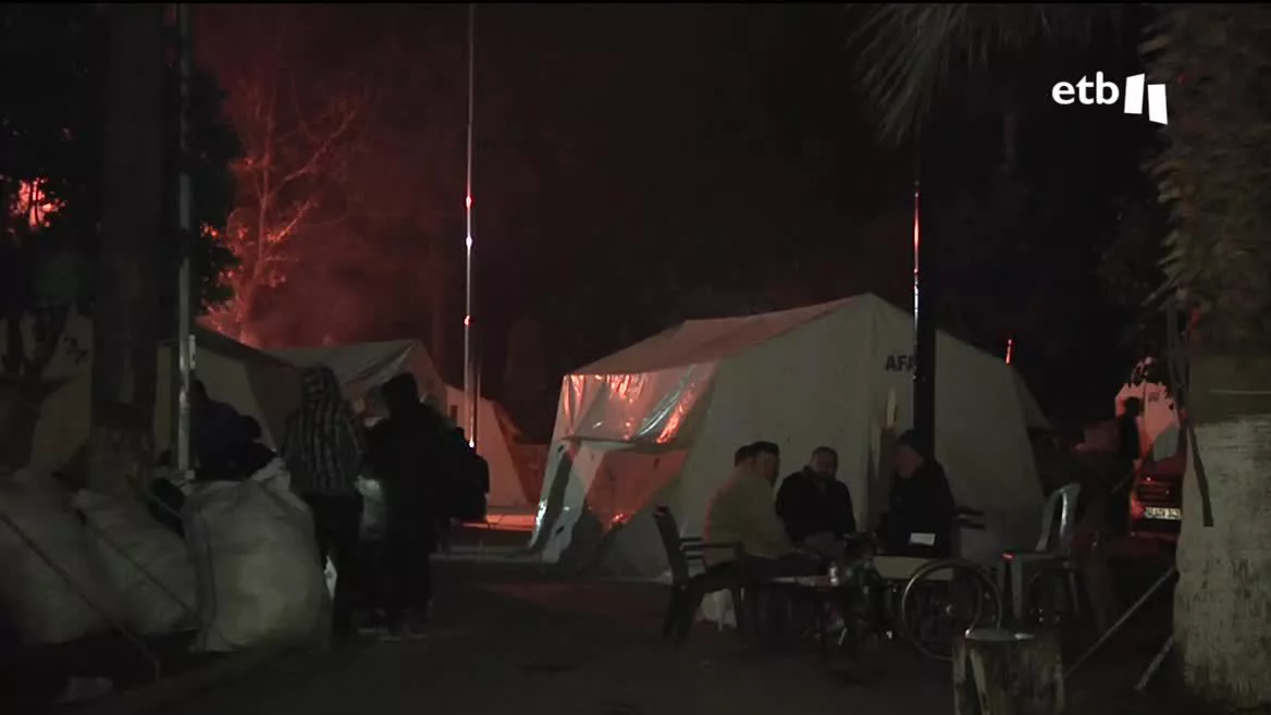 En Turquía, muchas personas se han quedado sin nada tras los terremotos; algunas viven en la calle y, otras, en los campamentos. Pero esos lugares se están desmantelando y el futuro de los allí presentes es incierto. Los afectados creen que, pronto, el mundo se olvidará de ellos.