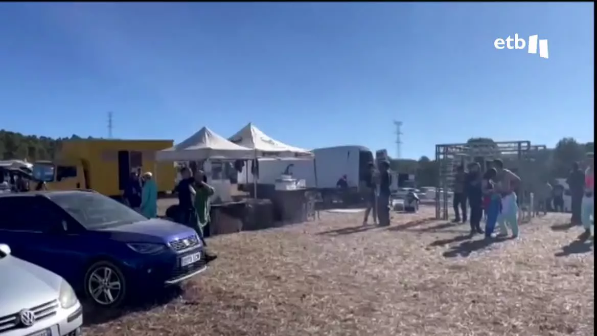 En Sarral, 700 personas participan en una rave ilegal desde este viernes. Dos personas han sido detenidas por atentado a la autoridad, y los Mossos controlan los accesos para evitar que más gente acuda a la fiesta no autorizada.