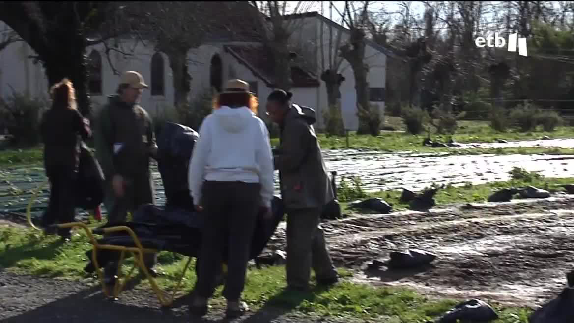Se trata un proyecto innovador de reinserción que llevan a cabo en una granja situada en Tarnos, en las Landas, y muy cerca de Baiona. El objetivo es que aprendan a trabajar y participen en un proyecto de formación, teniendo como meta que cuando sean libres tengan un trabajo y una vivienda.