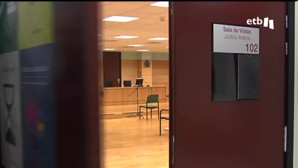 Cuarta semana de huelga indefinida de los letrados de Administración de Justicia. Un largo mes de protestas que se salda con más de 150 mil juicios y vistas cancelados en el Estado. 1800 en la CAV, y otros 400 en Navarra.