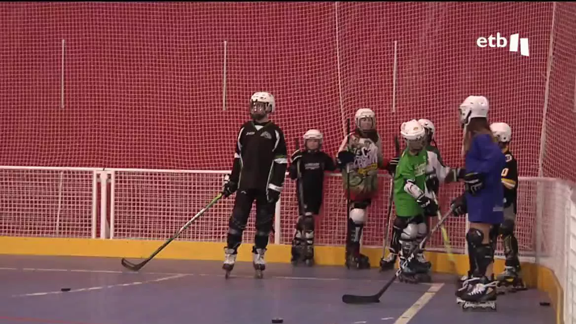 Vitoria-Gasteiz cuenta con 5 equipos, 350 personas practicantes y una sola cancha de hockey línea. El 12 de marzo han convocado una concentración y pronto esperan reunirse con el departamento de Deporte para buscar una solución.