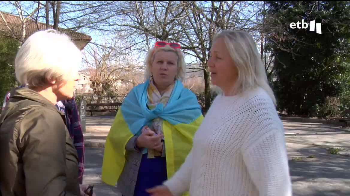 Desde que huyeron de sus casas, tardaron más de 10 días en llegar a Euskadi. Ahora viven en casas cedidas por voluntarios y gracias a la ayuda de amigos y Cáritas. Las niñas están escolarizadas en Hernani y Donostia, y las mayores también reciben clases online de su escuela de Ucrania.