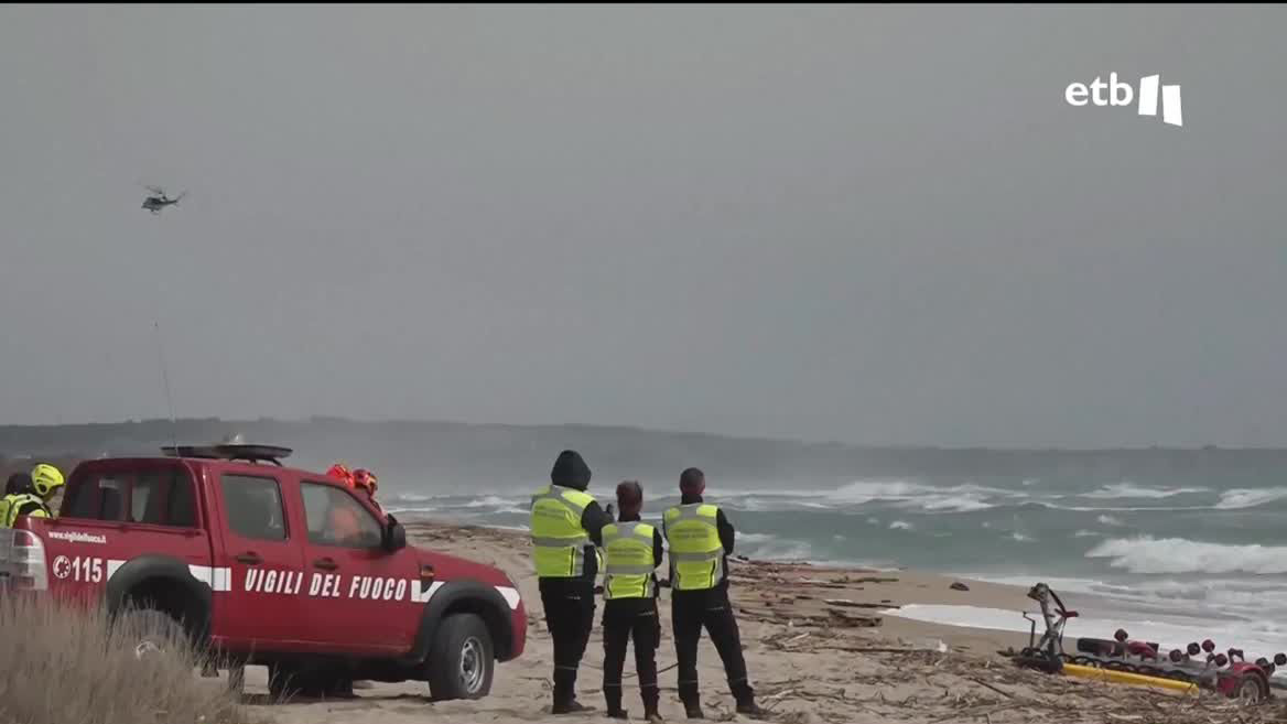 Al menos 150 personas de Irán, Pakistán y Afganistán viajaban en la embarcación que se ha partido en dos por la mala mar. Los equipos de rescate tratan de buscar a las personas desaparecidas.