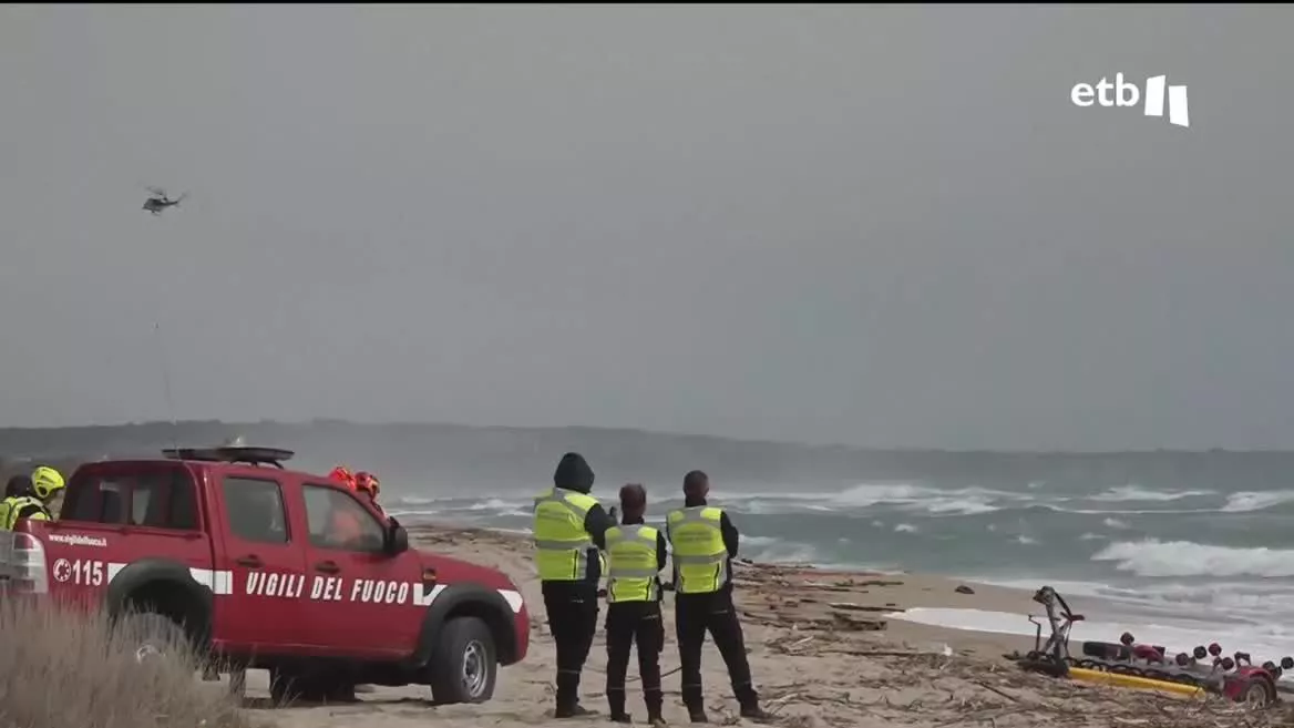 Al menos 150 personas de Irán, Pakistán y Afganistán viajaban en la embarcación que se ha partido en dos por la mala mar. Los equipos de rescate tratan de buscar a las personas desaparecidas.