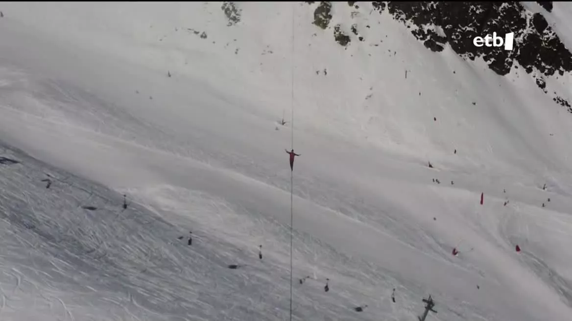 Iparraldeko Slackline taldeak errekor bat hautsi du Pirinioetan. Pio Engaly eski estazioa alde batetik bestera zeharkatu dute, 200 metroko altueran jarritako korda elastiko baten gainean. Kilometro bat baino gehiago ia airean, akrobazia eta oreka lan ikaragarria eginez.