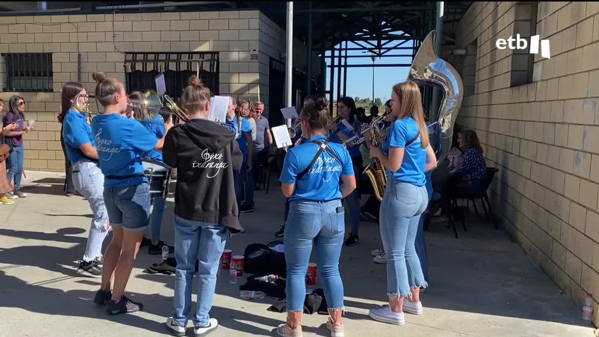 La txaranga Goxo nació con el objetivo de reivindicar el papel de la mujer en las bandas. En el Estado sólo hay otro semejante. El 2 de julio salieron por primera vez a la calle en Aibar (Navarra) y desde entonces no han parado, "Ay mamá" de Rigoberta Bandini es su himno.
