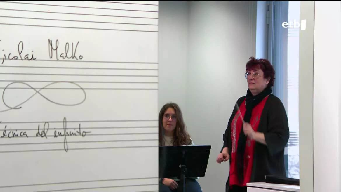 Munduko orkestra sinfonikoen % 95 gizonezkoek zuzentzen dituzte. Estereotipo hori hautsi duzten hiru emakumerekin hitz egin dugu: Margarita Lorenzo de Reizabal, Mirari Etxeberria eta Ane Legarreta.