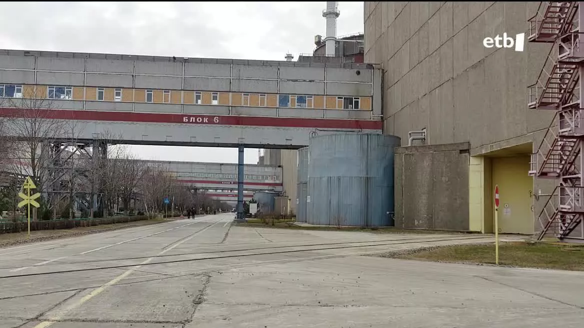 Bi orduko ibilbidea egin dugu, energia konpainiako zuzendariaren kontseilariarekin batera. Ukrainak bonbardatu dituen eremuak eta ondorioak erakutsi dizkigu. Errusiaren esku dago zentrala; apenas dago presentzia militarrik.