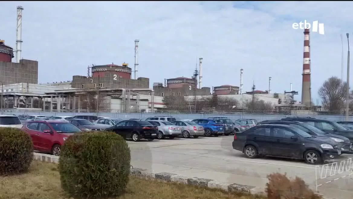 Hacemos un recorrido de dos horas con el asesor del director general del sector de producción de energía. Nos enseña las zonas bombardeadas. La central está en manos de Rusia, pero apenas hay presencia militar.