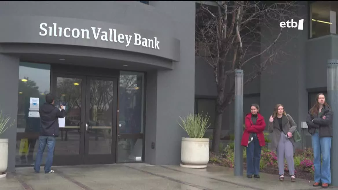 Langileak ate aurrean, 2008 urteaz geroztik izandako banku baten porrotik handiena ari dira bizitzen. Silicon Valley bankuan esku hartu behar izan dute 2.250 milioi zuloa zuelako.