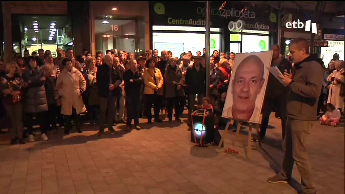 El panadero fue asesinado por un policía nacional y su hijo al día siguiente del 11M en su propia panadería por negarse a colocar un cartel en su escaparate, que culpaba de la autoría de los atentados a ETA.