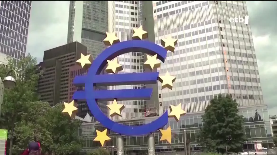 Europako Banku Zentralak iragarritakoa bete, eta puntu erdi igo ditu interes-tasak, bankuen krisiak igoera horiek zalantzan jarri baditu ere.