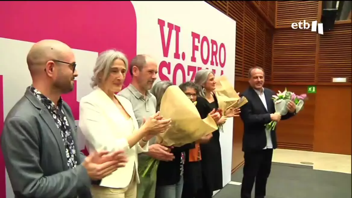 Este sábado ha tenido lugar en San Sebastián el último acto del Foro Social Permanente. El colectivo ha homenajeado a las víctimas y agentes que durante una década se han dedicado a sentar las bases para construir una sociedad basada en el respeto y el reconocimiento de todas las violencias.