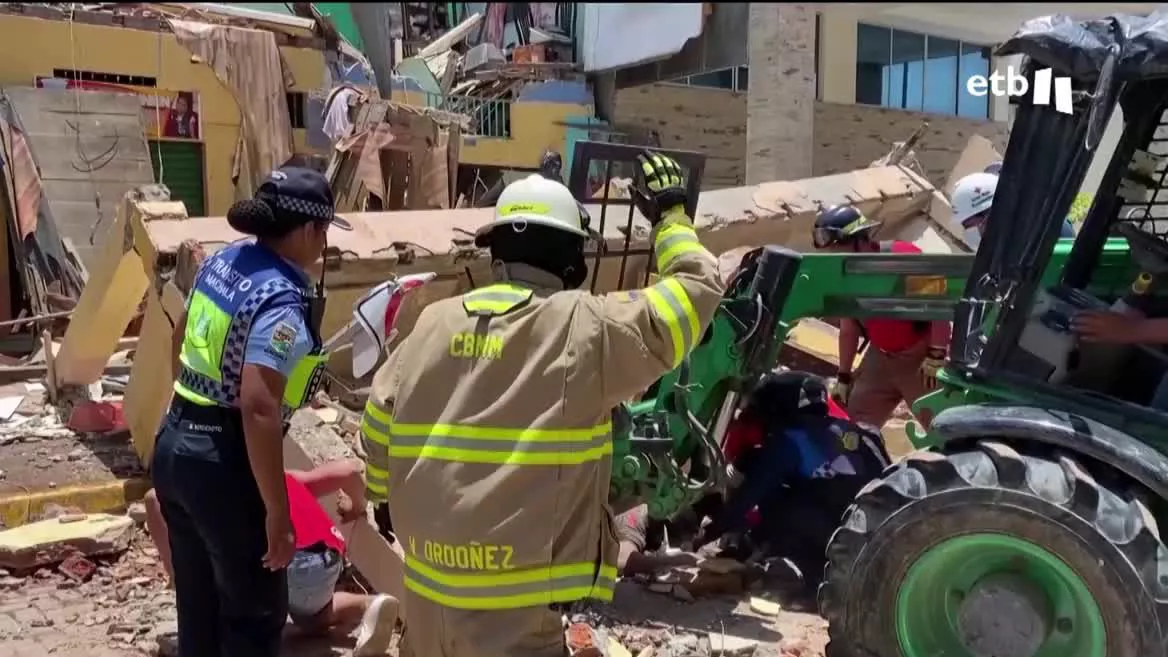 Decenas de edificos se han derrumbado, dejando víctimas mortales, entre ellas un bebé y una niña de 4 años. No hay riesgo de tsunami, pero cientos de familias se han quedado ya sin hogar, y miles se encuentran sin luz y con lo puesto.