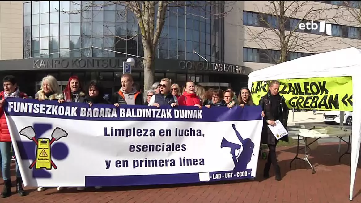 Piden la homologación con las trabajadoras de Osakidetza y el desarrollo de la carrera profesional. Los sindicatos intensificarán las movilizaciones ante la falta de acuerdo.