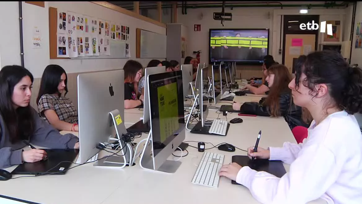 El asalto a la valla de Melilla ha sido el eje de la denuncia de los alumnos de Diseño Gráfico. Unas escaleras rudimentarias escenifican tanto los obstáculos que encuentran como los peldaños que se construyen entre todos.