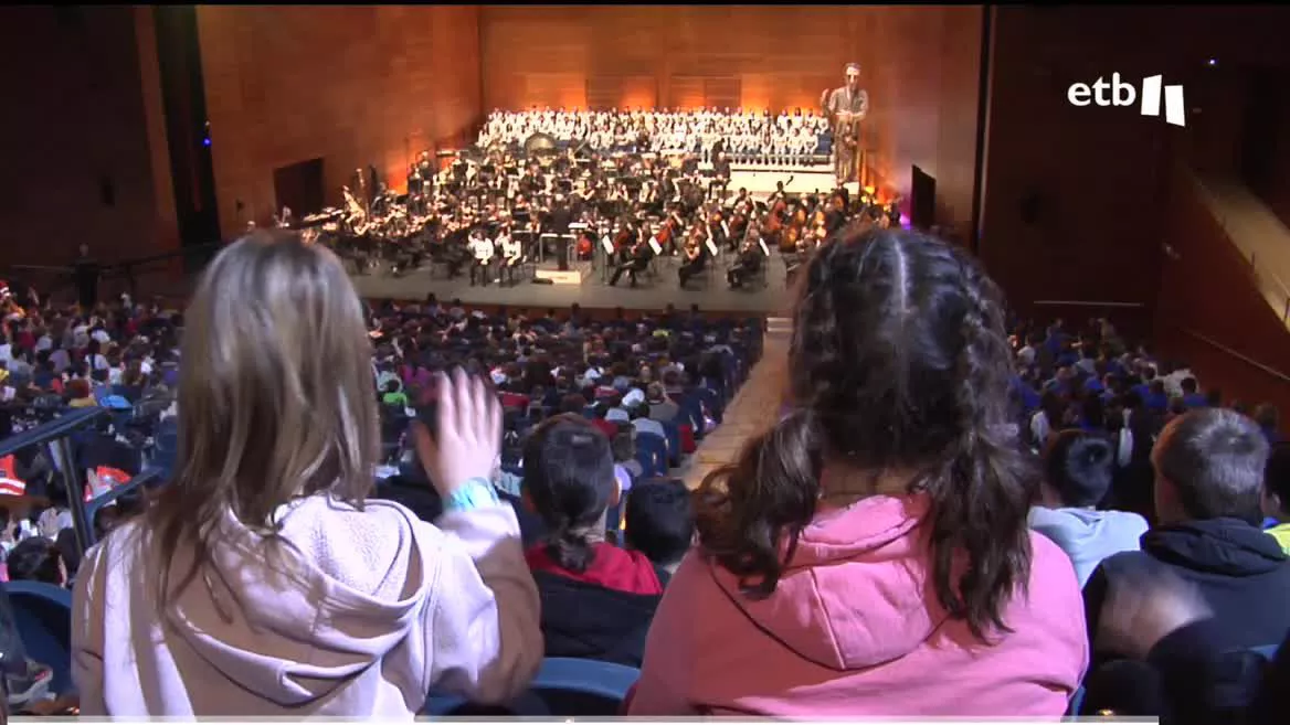 Unos 5.000 escolares de Gipuzkoa han tenido una oportunidad única: han disfrutado del Bolero Ravel en directo, en el Kursaal donostiarra. Lo han hecho de la mano de la Euskadiko Orkestra, Kursaal Eszena y un coro escolar de Cambo.