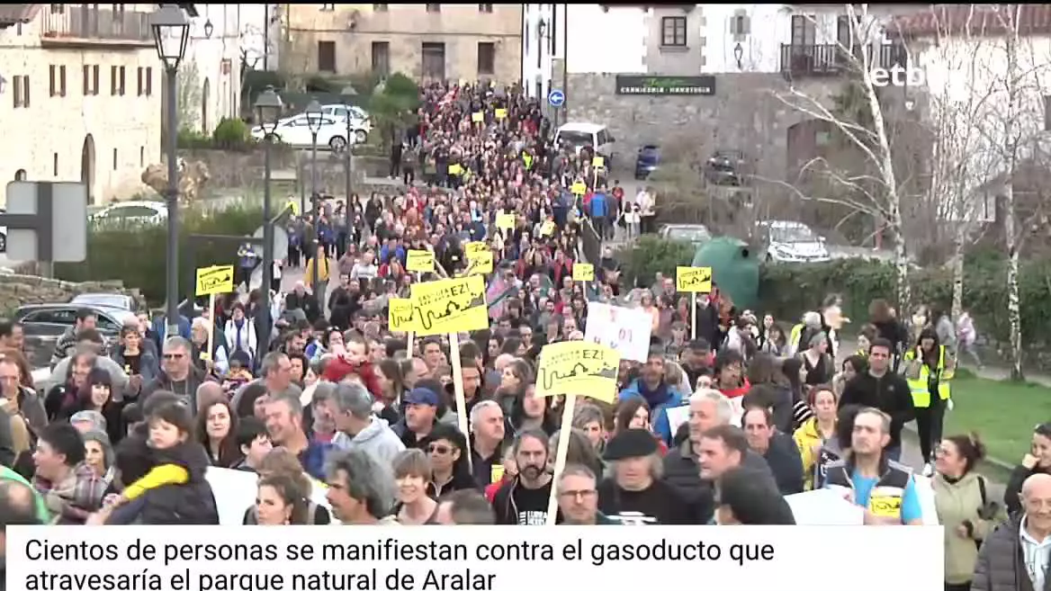 El gasoducto que pretenden hacer en el subsuelo kárstico tendría una longitud de 8 kilómetros y 14 metros de ancho. Desde la plataforma Aralar Zaindu Dezagun piden que las plantas de Lekunberri traigan el gas necesario para su producción por otra vía, sin tocar el parque natural