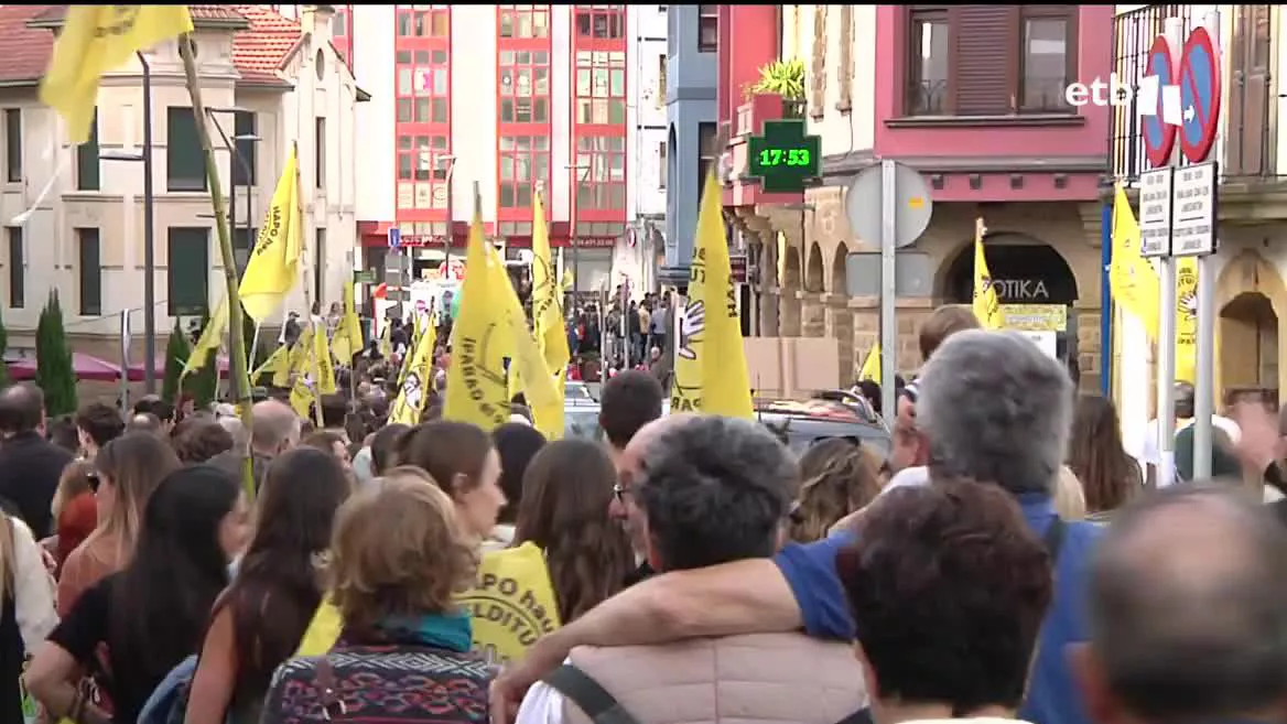 Miles de vecinos de Getxo han protestado este sábado pidiendo la retirada del Plan General de Ordenación urbana (PGOU) del Ayuntamiento. Temen que se derriben decenas de fincas en los alrededores de Andra Mari, algunas de las cuales tienen una historia de 500 años.