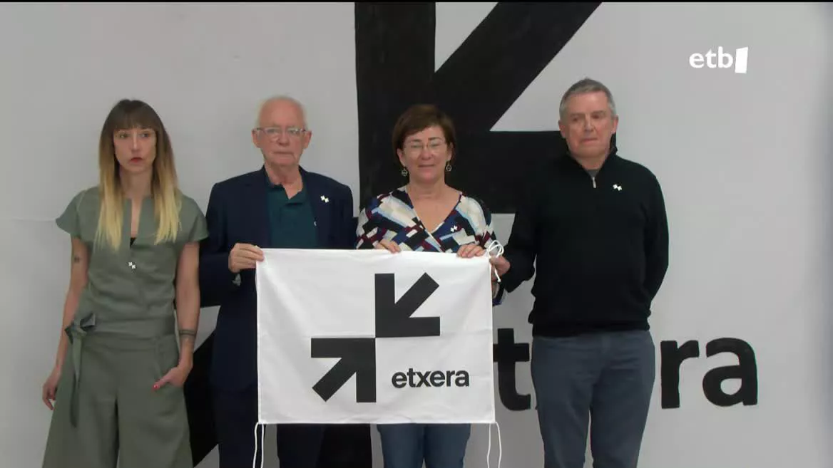 Ziklo baten amaieraz hitz egin dute gaur Sare eta Etxerat presoen aldeko plataformek. 34 urteren ondoren amaitu da dispertsioa eta horrek senideei eragindako sufrimendua, eta horren balorazioa egin dute. Euskal presoei legedi arrunta aplikatzeko eta salbuespenezkoa desagertzeko deia egin dute.