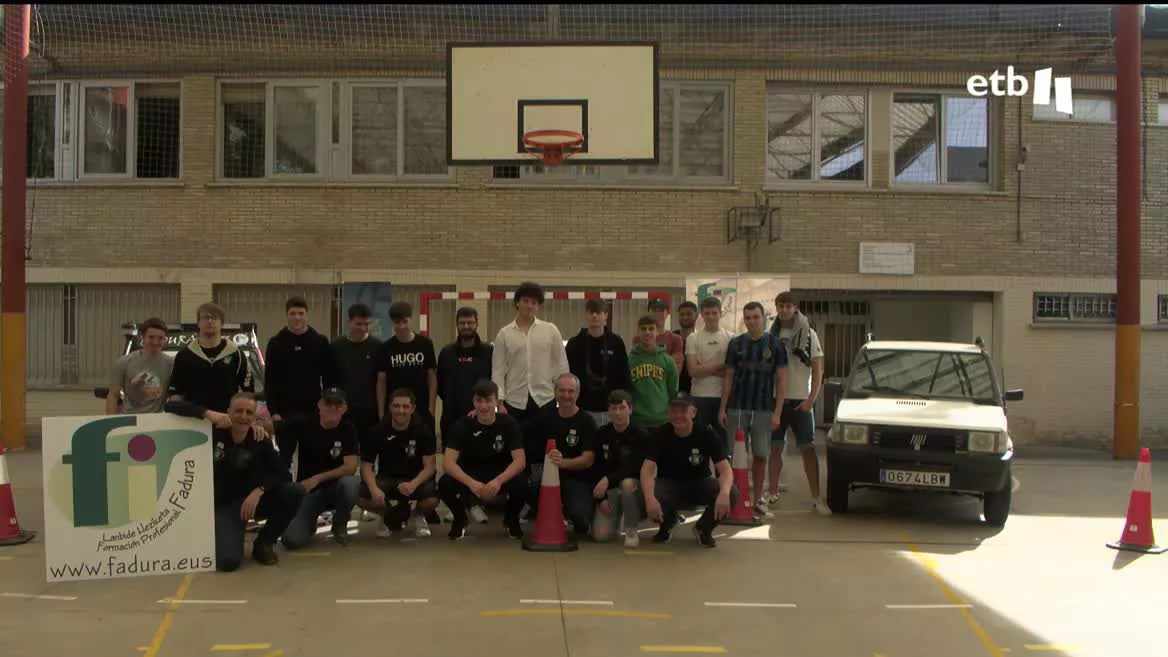 Un grupo de alumnos y profesores de la Escuela de FP de Fadura viajará a finales de abril desde Getxo a Marruecos para participar en el Panda Raid. Con el vehículo que han preparado recorrerán más de 2000 kilómetros en el desierto, en siete días, poniendo el broche final a sus estudios.