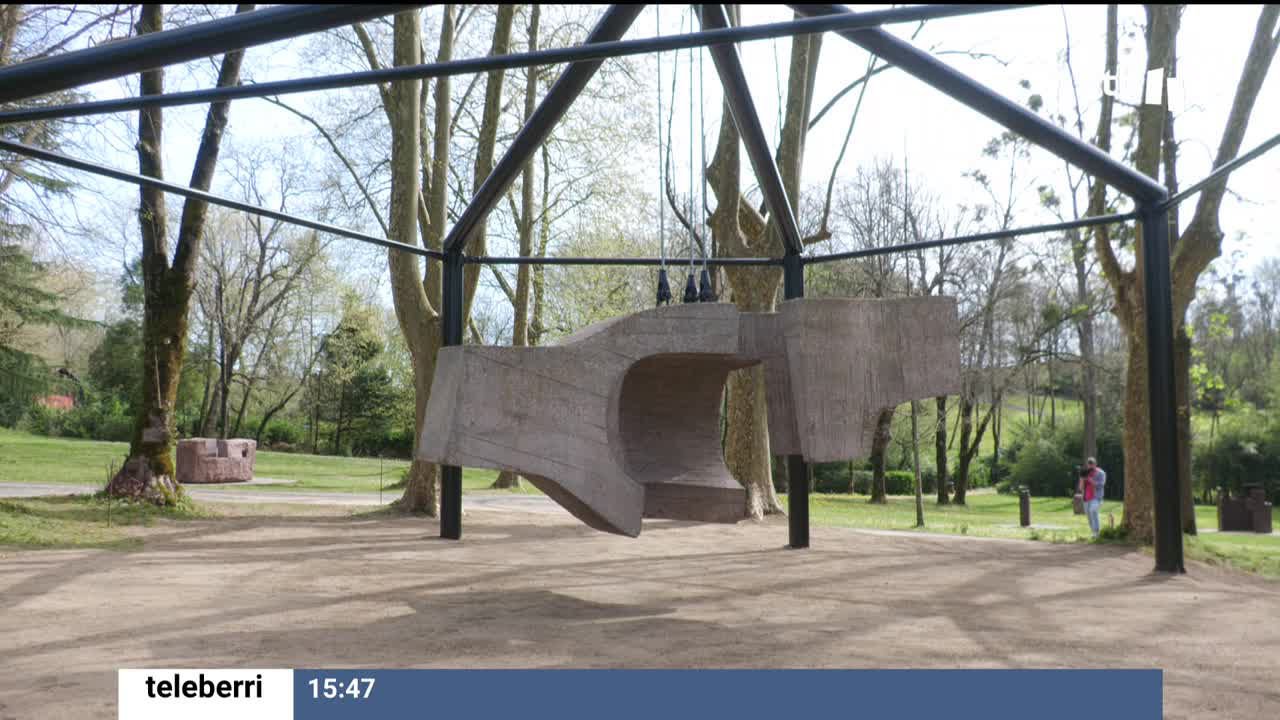 La escultura de Eduardo Chillida estará en el museo de Hernani al menos un año, mientras duren las obras del Museo de Bellas Artes de Bilbao, al que pertenece.