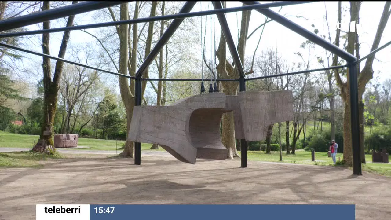La escultura de Eduardo Chillida estará en el museo de Hernani al menos un año, mientras duren las obras del Museo de Bellas Artes de Bilbao, al que pertenece.