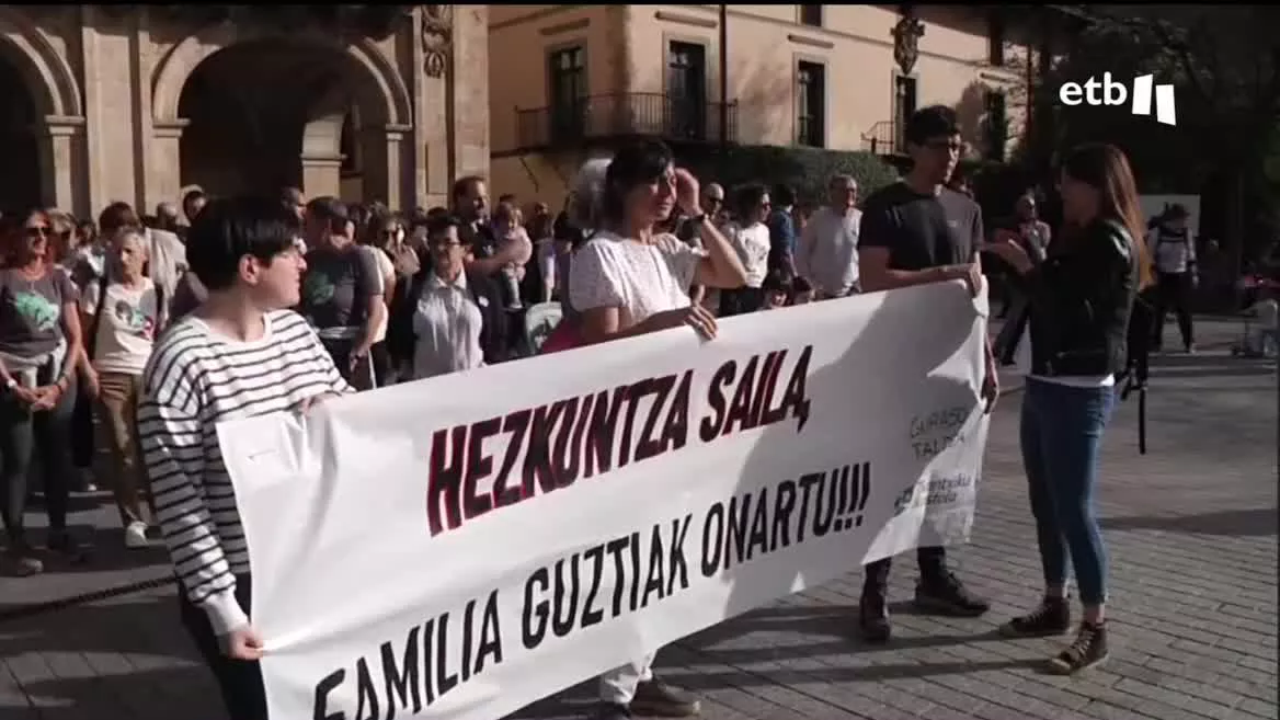 Muchos oñatiarras han apoyado esta tarde a las siete familias que se han quedado sin plaza en la ikastola txantxiku, algunas muy vinculadas al centro. La demanda de matriculación ha sido superior también en la ikastola Arizmendi de Arrasate.