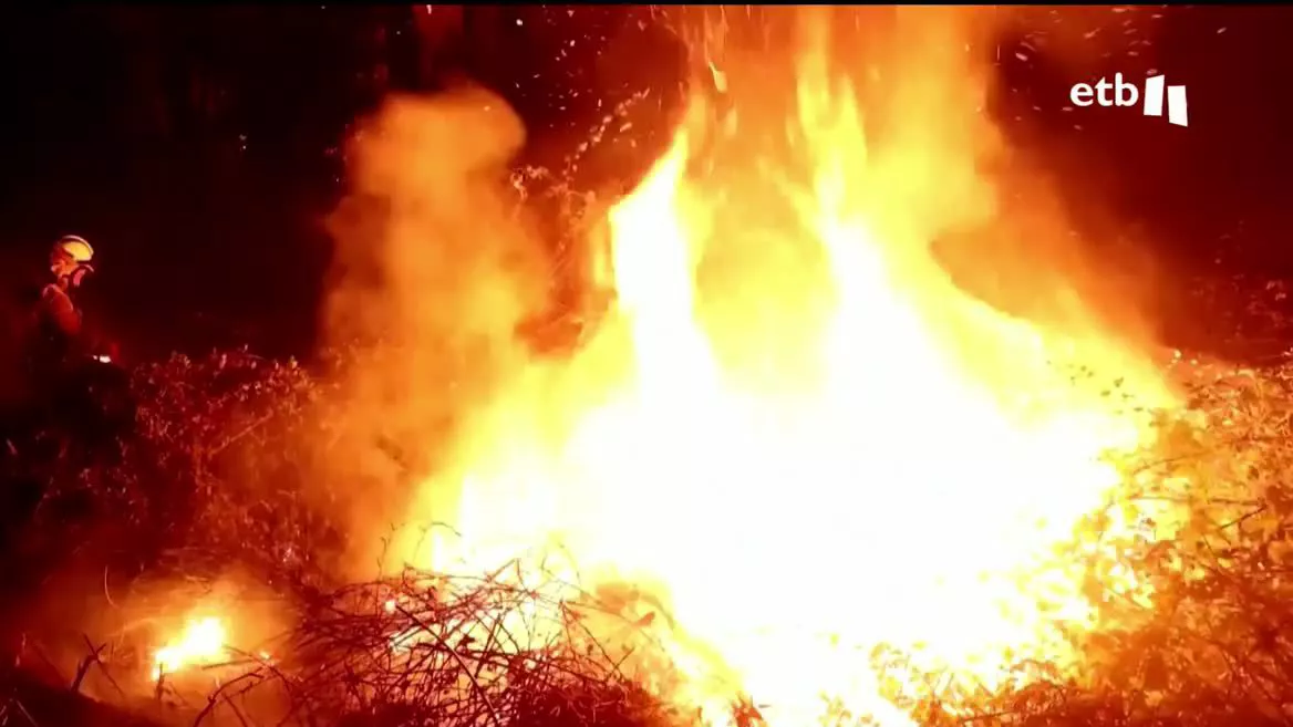 La situación de los incendios en Asturias mejora en las últimas horas gracias, en buena parte, a las lluvias. En el punto más álgido de los incendios hubo hasta 135 focos.