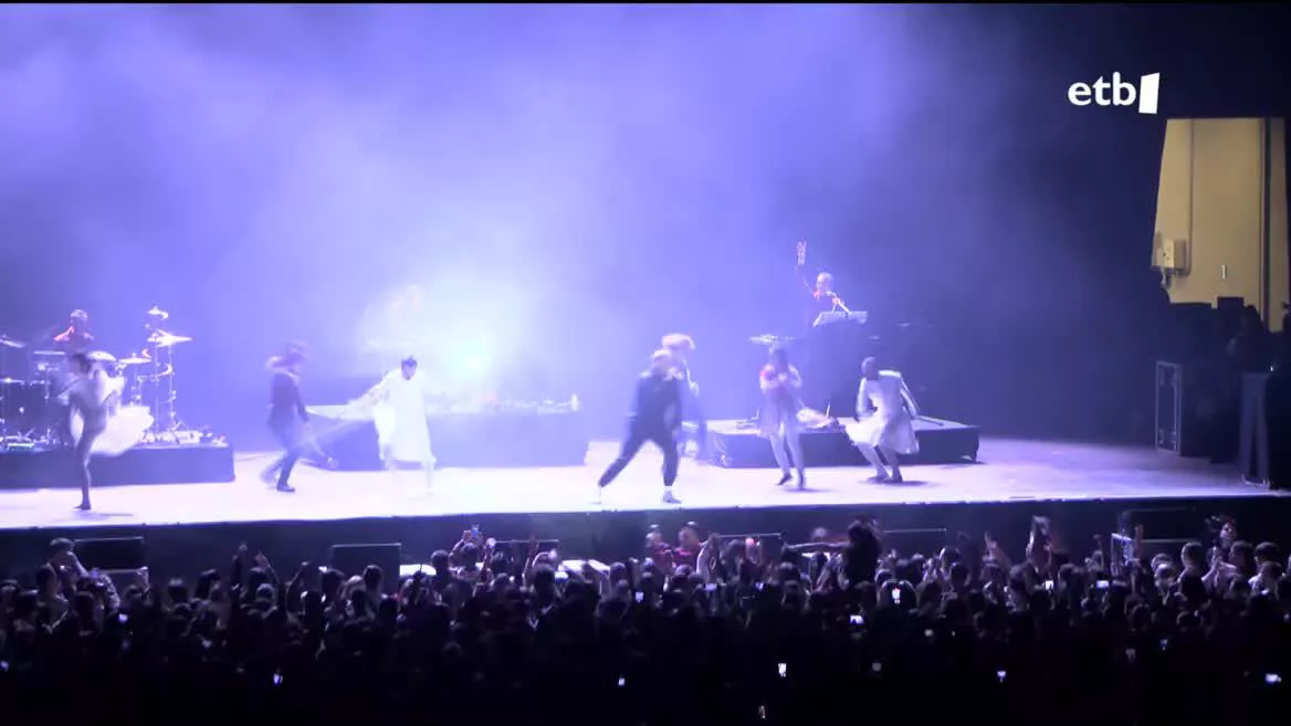 Por segundo año, el BEC ha vuelto a llenarse de música con el festival 'Zein ederra izango den', una iniciativa de Pello Reparaz (Zetak). En el escenario, desde la mañana y hasta la madrugada, más de una veintena de bandas, Pirritx, Porrotx eta Marimotots, y el humor de los travestis vascos.
