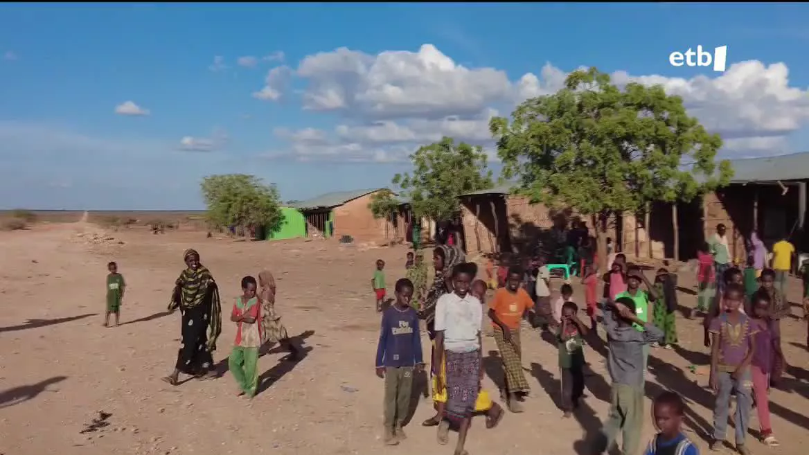 Afrikako lurraldeei buruz egunotan egiten ari garen azterketan beste elementu bat gehitu nahi izan dugu gaur, indarkeria. Lehorteari, goseteari eta baliabide faltari beste arazo larri bat erantsi zaio, talde armatuen jarduna. Somalia eta Etiopiaren arteko mugan are zailagoa egiten du bizitza.