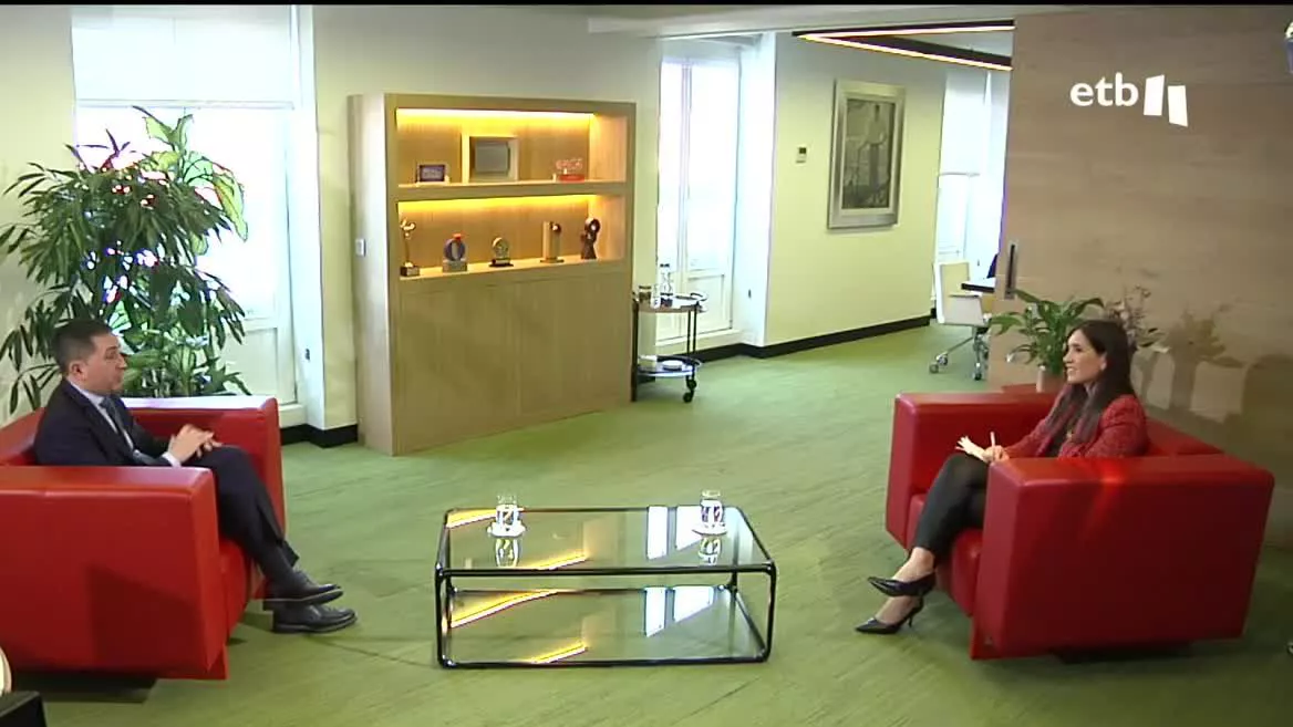 BBK ha cubierto esta semana el fondo de reserva para que Kutxabank siga arraigada, y va a agilizar la participación de las empresas para aumentar sus fuentes de financiación. Hemos estado con el presidente de BBK, Xabier Sagredo, que ha destacado la solvencia de Kutxabank en plena crisis financiera.