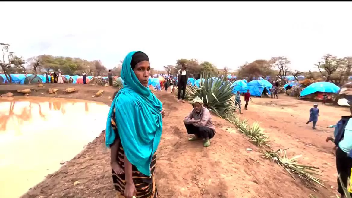 En este campamento para desplazados viven en terribles condiciones, falta de alimentos y agua potable, y absoluta carencia de saneamiento. La falta de ayuda ha multiplicado las necesidades, muchas de ellas urgentes, y  otras de largo plazo, como la escolarización o el trabajo; no tienen futuro.