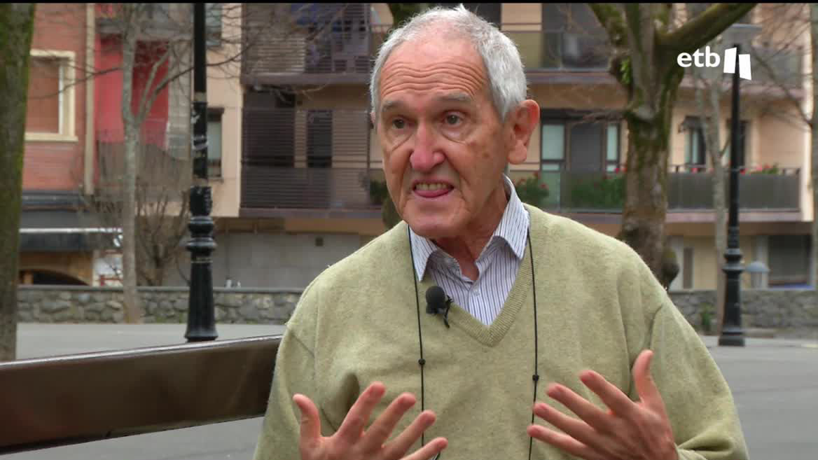 Angel Olaran lleva cerca de 30 años viviendo en la región de Tigray y ha sido testigo de 2 años de cruenta guerra. Ha querido volver a Euskal Herria para relatar la crudeza de lo vivido. El padre Olaran se muestra preocupado porque la guerra ha terminado, pero ahora tienen que construir un futuro.