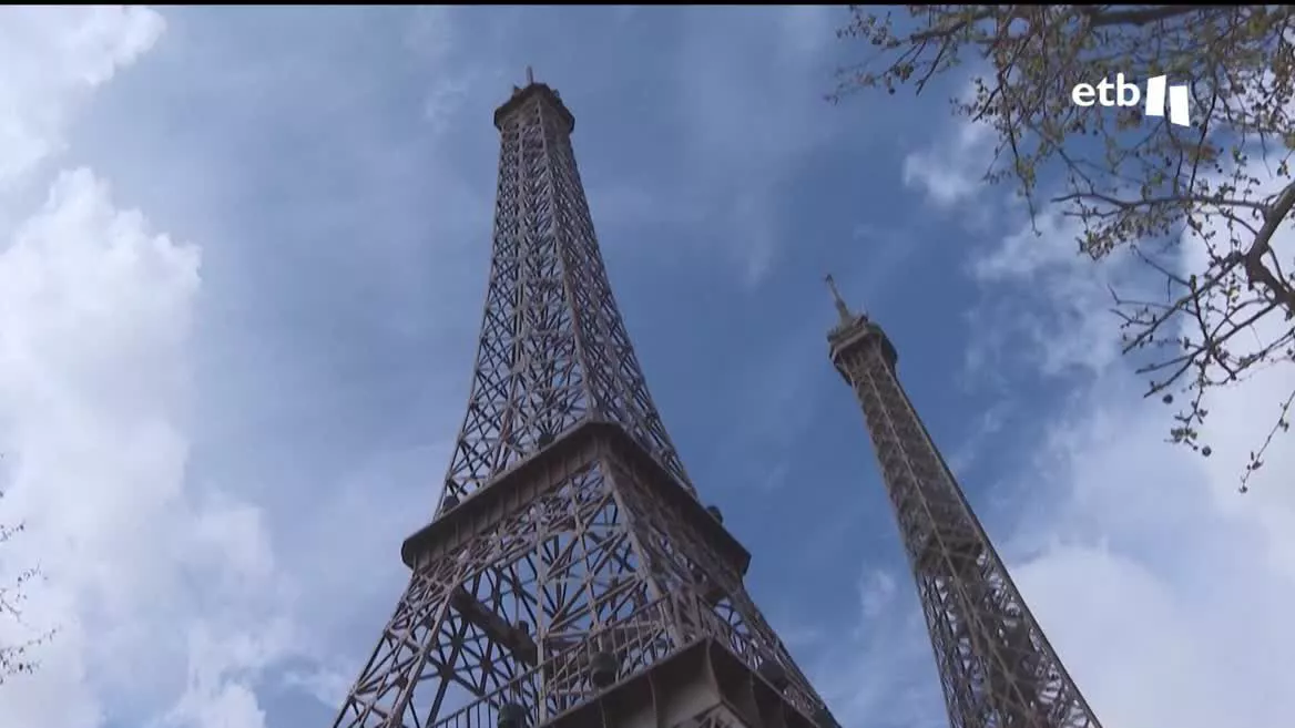 Eiffela mide 32 metros y podrá verse hasta el 10 de abril. Se cumplen 100 años del fallecimiento de Gustave Eiffel y así ha querido rendir homenaje París a quien construyera allí una de las torres más famosas del mundo.