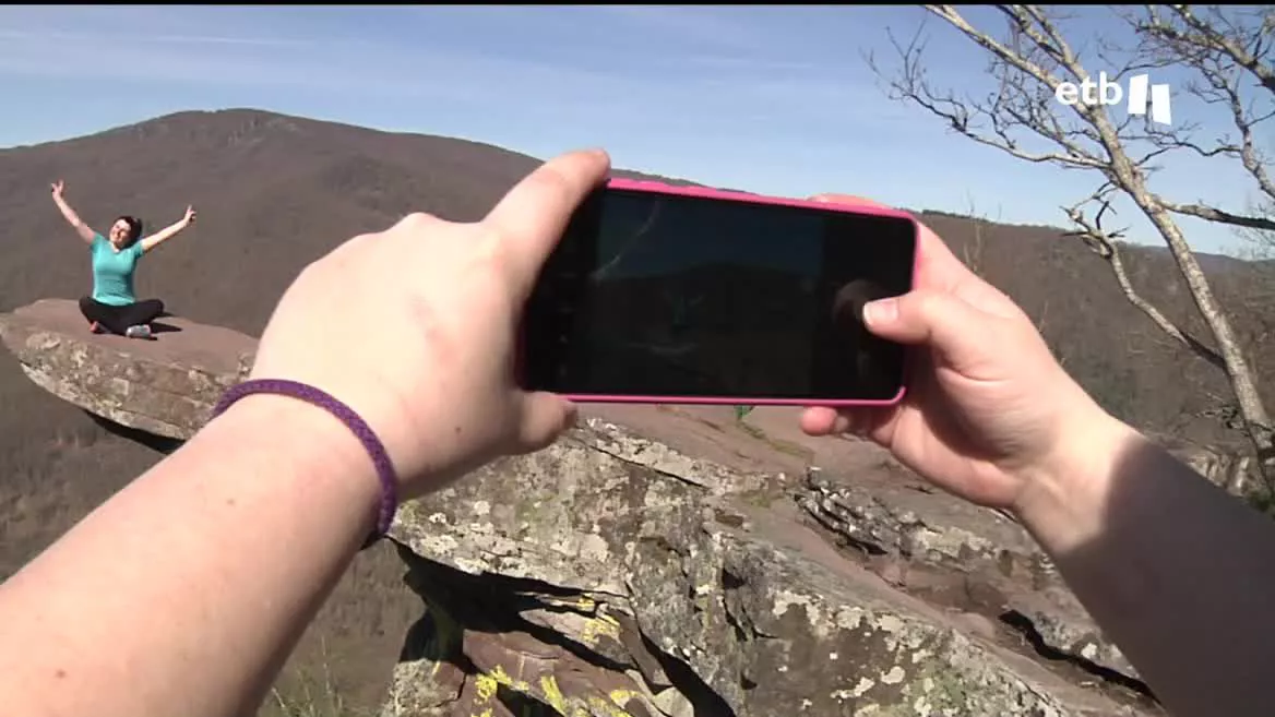 Este observatorio de piedra labrado por la propia naturaleza se encuentra sobre una de las laderas de la selva de Irati, en la zona de Garaioa. Sin duda resulta vistoso para fotografiarse y lograr unos cuantos likes en redes. ¿Pero, qué hay de lo que queda fuera de la foto?