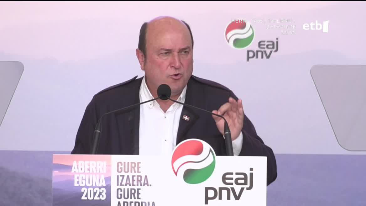 EAJko EBBko presidenteak Bilboko Plaza Berrian esan duenez, aurtengo Aberri Egunak hauteskunde usaina du. Lehendakariak ere hartu du hitza eta autogobernuak herri identitatearekin duen lotura nabarmendu  du.