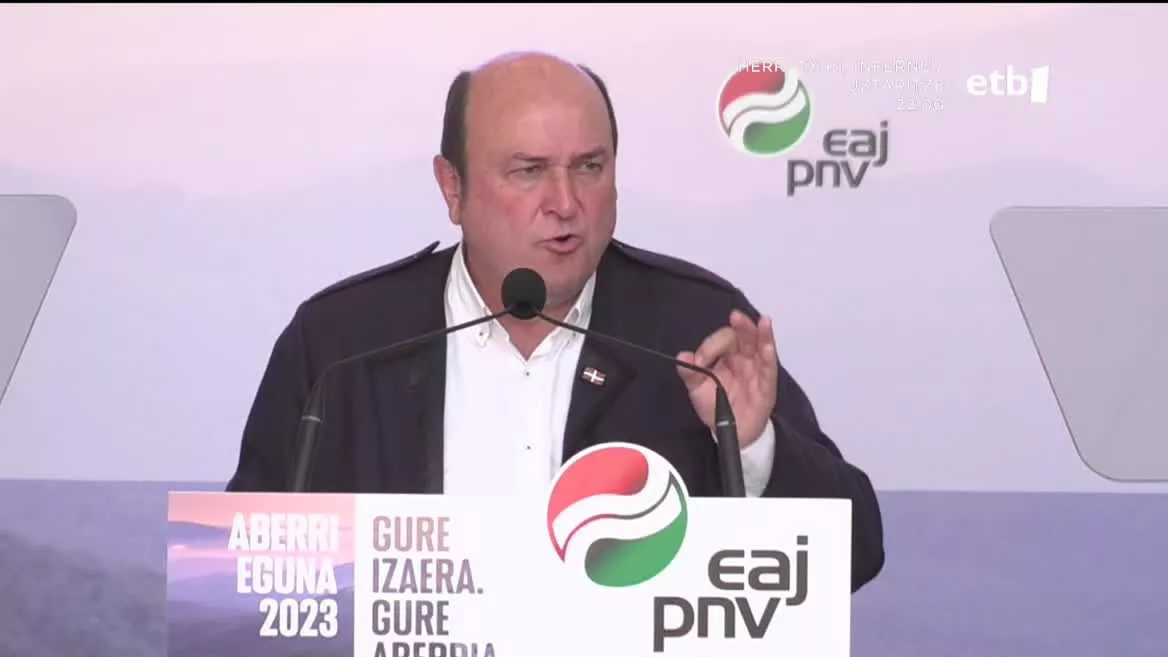 EAJko EBBko presidenteak Bilboko Plaza Berrian esan duenez, aurtengo Aberri Egunak hauteskunde usaina du. Lehendakariak ere hartu du hitza eta autogobernuak herri identitatearekin duen lotura nabarmendu  du.