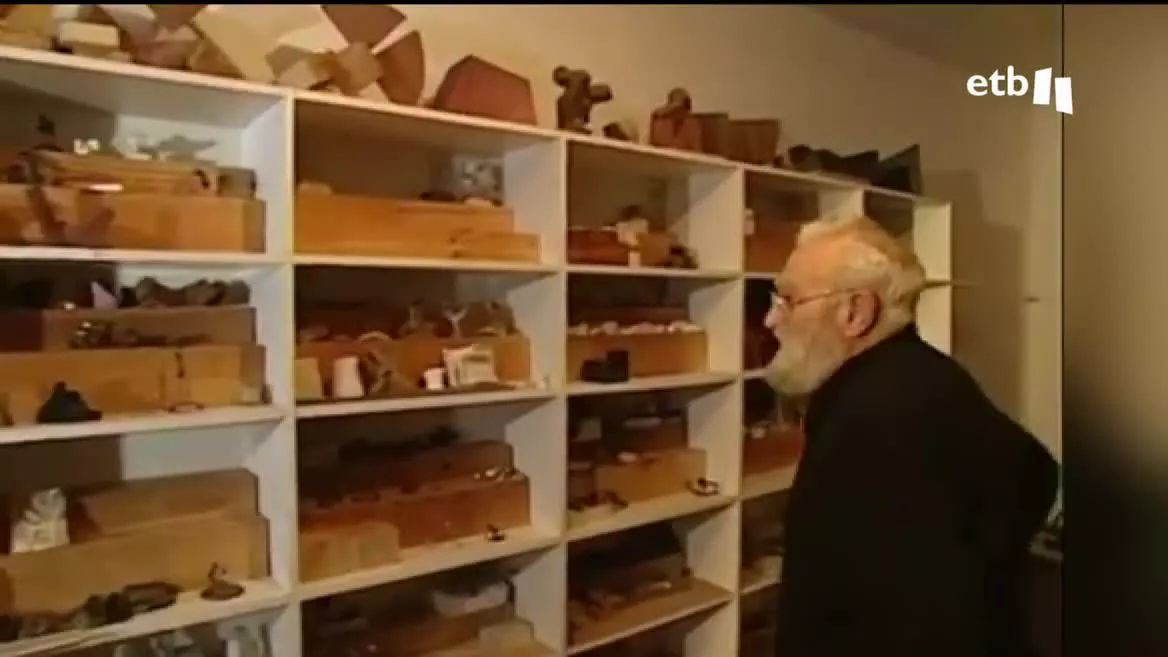 Necesario autor para comprender las obras del siglo XX y del siglo XXI, la obra del escultor guipuzcoano se encuentra muy viva en el museo de Altzuza.