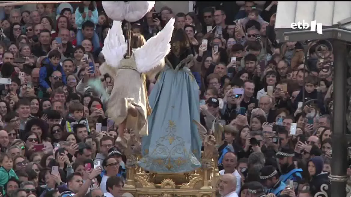 Con la ayuda de un arnés, Diego, un niño de 8 años, ha cruzado volando la concurrida plaza de los Fueros en Tudela, y se ha acercado a la virgen para anunciarle que su hijo ha resucitado, momento que ha arrancado los aplausos de la ciudadanía.