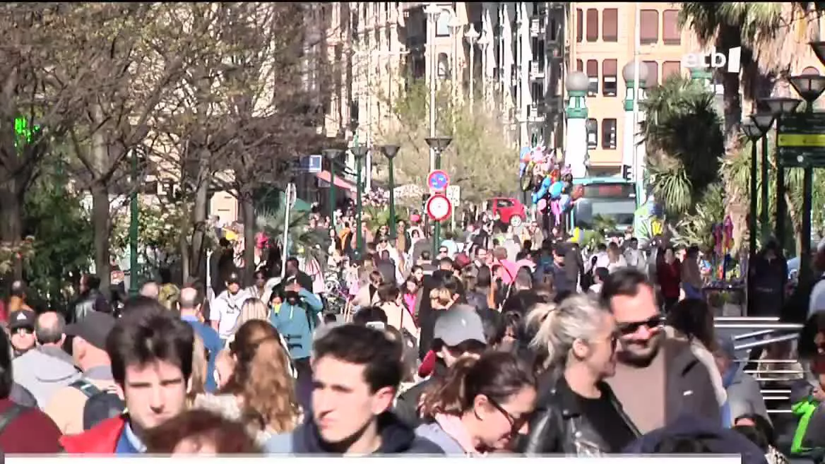 Turismo sektoreak Aste Santuko balantze positiboa egiten du. Milaka turista izan dira Euskal Herrian, eta kaleak, eguraldia lagun, jendez lepo egon dira.