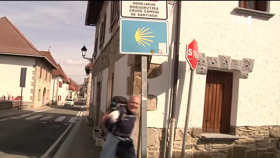 Aste Santu honetan, norbaitek Donejakue Bideko hainbat gezi hori faltsu margotu ditu, erromesak desbideratu eta arrisku larrian ipiniz. Aurizberrin gertatu da, eta erromesak Sorogain aldera bidaltzen zituen, mugikorrek estaldurarik ez duten tokira, hain zuzen.