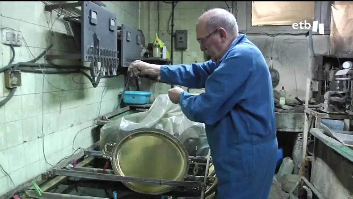 Se retira uno de los últimos plateros de Euskadi. Pruden, un auténtico artesano de la plata, busca relevo para este antiguo negocio. Hoy nos ha recibido en su platería de Lamiako, a la que ha acudido a pesar de ser festivo. Dice que su trabajo da para vivir, pero que hay que aprender el oficio.