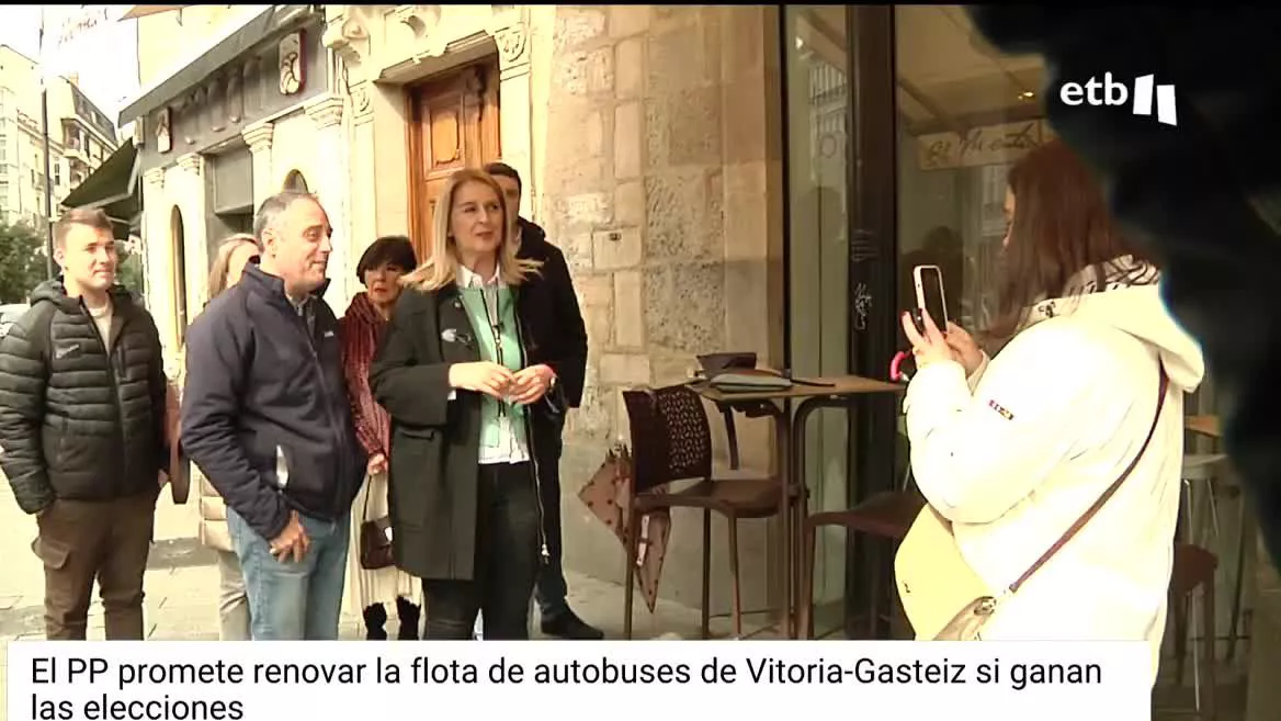 "El candidato del PP a la alcaldía de Vitoria-Gasteiz ha asegurado que renovará la flota de autobuses de la capital si gana las elecciones. Ha denunciado que los autobuses tienen una media de 16 años y ""se caen a trozos"", poniendo en peligro la seguridad ciudadana."