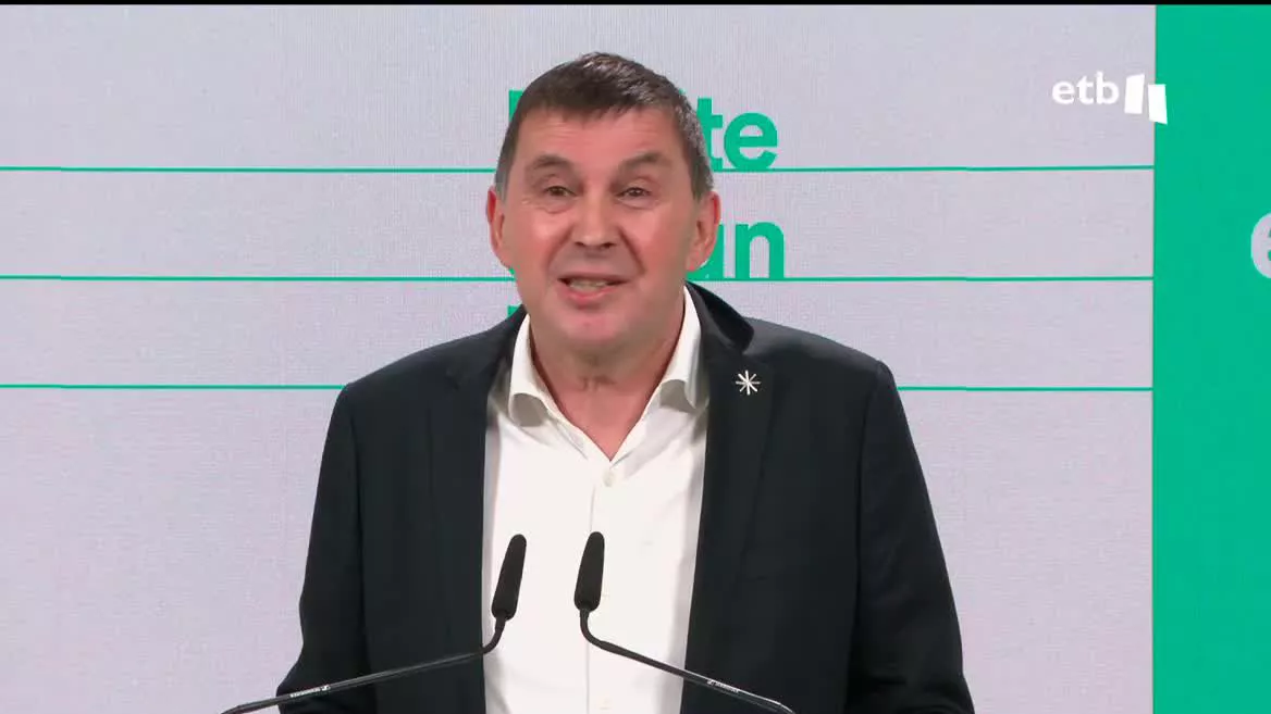Arnaldo Otegi acusa a PNV y PSE de estar utilizando la polémica sobre las web de la memoria con la mirada puesta en las próximas elecciones. Les acusa, ademas, de dañar el prestigio de Aranzadi.