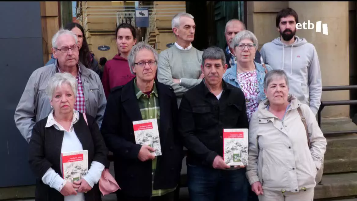 Según la versión oficial, los miembros de ETA intentaron suicidarse por el cerco de la Guardia Civil, pero una investigación independiente lo desmiente y así lo cuenta el autor urrestildarra en “Irunberri 1990: Arroilaren negarra”.