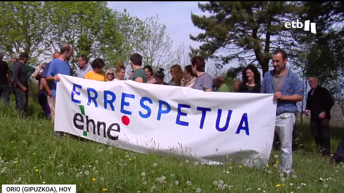 El sindicato agrario ENHE ha protagonizado hoy una concentración de protesta en Orio para denunciar la agresión que sufrió un pastor por parte del propietario de un perro. ENHE hace un llamamiento a la convivencia, al tiempo que reclama respeto para los que viven de la explotación extensiva.