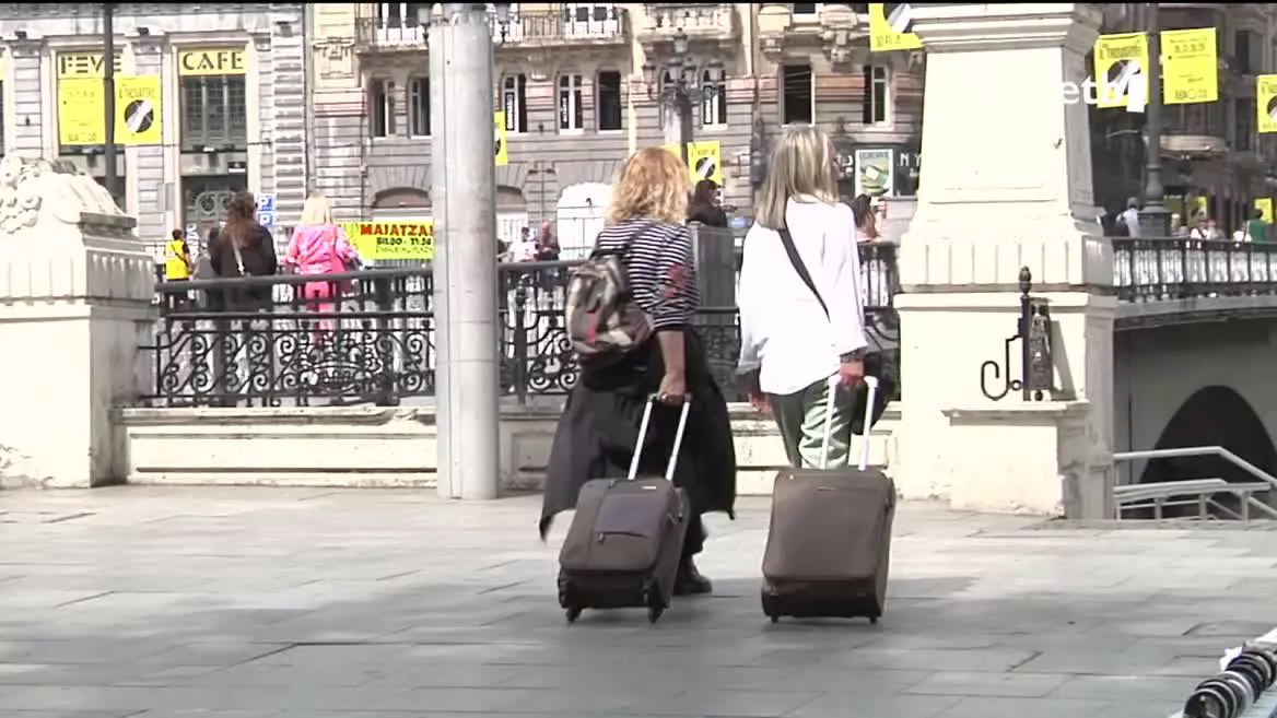 Hotelen okupazioari dagokionez, Bilbon % 90etik gorakoa izatea espero da. Nekazalturismoek ere azken orduko erreserba asko izan dituzte, eta asteburu ona espero dute.